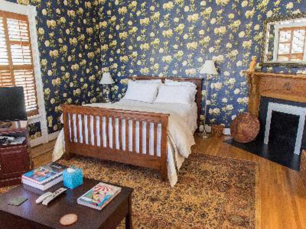Double Room with Shared Bathroom interior